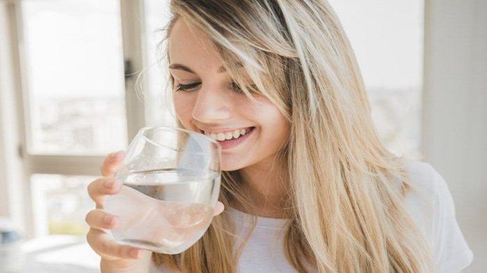 Meminum air putih untuk memenuhi cairan