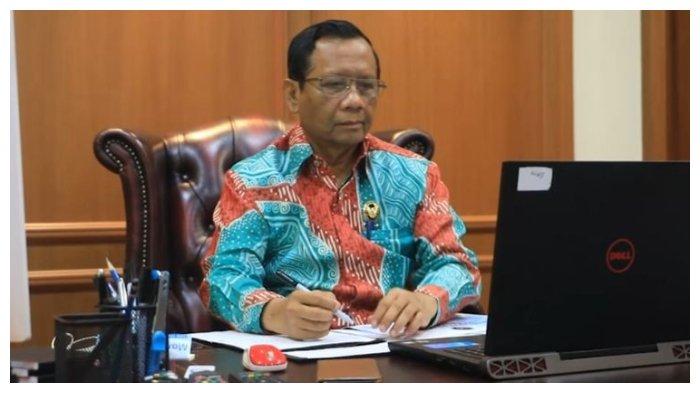 Menko Polhukam Mahfud MD menjalani rapat melalui video conference yang terhubung langsung dengan Presiden Joko Widodo.