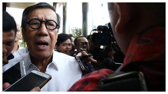 Menteri Hukum dan HAM Yasonna H Laoly menjawab pertanyaan wartawan seusai menjalani pemeriksaan di Gedung KPK, Jakarta, Selasa (25/6/2019). Yasonna diperiksa sebagai saksi atas kasus dugaan korupsi proyek KTP Elektronik yang menjerat politikus Partai Golkar, Markus Nari.
