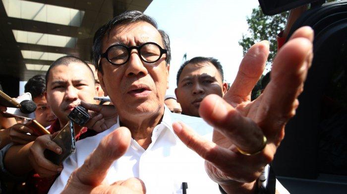 Menteri Hukum dan HAM Yasonna H Laoly menjawab pertanyaan wartawan seusai menjalani pemeriksaan di Gedung KPK, Jakarta, Selasa (25/6/2019). Yasonna diperiksa sebagai saksi atas kasus dugaan korupsi proyek KTP Elektronik yang menjerat politikus Partai Golkar, Markus Nari. TRIBUNNEWS/IRWAN RISMAWAN