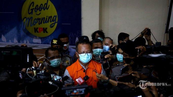 Menteri Kelautan dan Perikanan (KKP), Edhy Prabowo mengenakan rompi oranye usai menjalani pemeriksaan di Gedung KPK, Jakarta Selatan, Rabu (25/11/2020). KPK resmi menahan Edhy Prabowo bersama enam orang lainnya terkait Operasi Tangkap Tangan (OTT) dalam kasus dugaan menerima hadiah atau janji terkait perizinan tambak usaha dan/atau pengelolaan perikanan atau komoditas perairan sejenis lainnya. Tribunnews/Irwan Rismawan