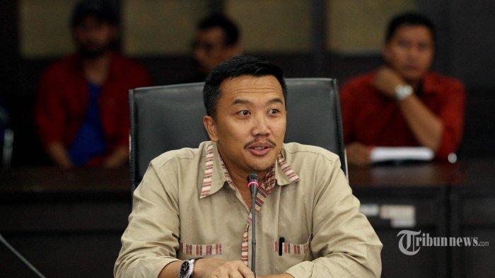 Menteri Pemuda dan Olahraga (Menpora) Imam Nahrawi saat pertemuan tertutup dengan perwakilan klub ISL di Kantor Kemenpora, Senayan, Jakarta, Senin (27/4/2015)