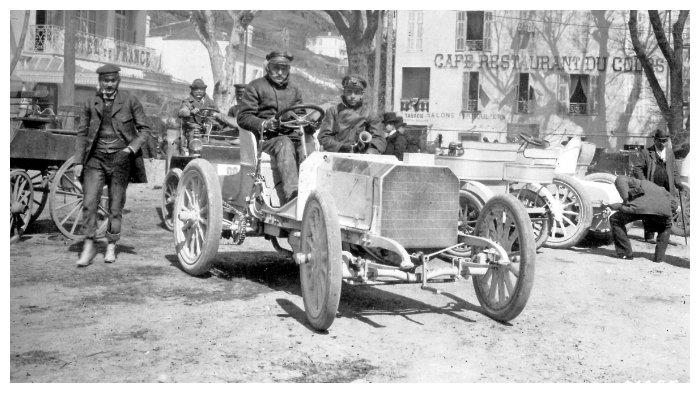 Baron Henri de Rothschild mengendari mobil Mercedes tahun 1901