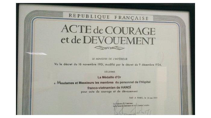 Penghargaan kepada para staf Hôpital Français de Hanoï untuk dedikasi mereka selama krisis SARS.