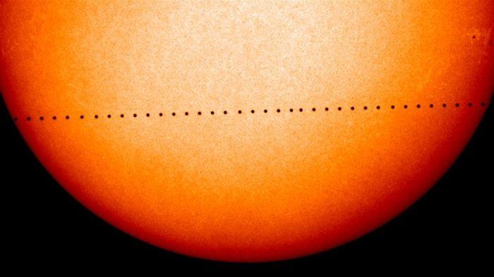 Citra gabungan pengamatan oleh NASA dan ESA,Solar dan Heliospheric Observatory ini menunjukkan jalur Merkurius selama transit November 2006.