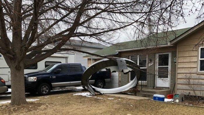 Serpihan mesin pesawat B777 United Airlines jatuh menimpa rumah salah seoarng warga di Denver, AS