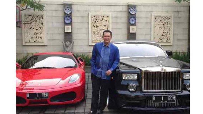 Ketua MPR RI 2019-2024, Bambang Soesatyo atau Bamsoet berpose dengan dua mobil mewah koleksi, Porsche Cayenne merah dan Rolls Royce.