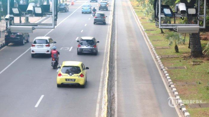 Sejumlah kendaraan melintasi kamera pengawas atau Closed Circuit Television (CCTV) yang terpasang di Jalan Medan Merdeka Barat, Jakarta Pusat, Rabu (3/7/2019). Direktorat Lalu Lintas Polda Metro Jaya menerapkan penilangan dengan sistem Electronic Traffic Law Enforcement (ETLE) dengan memasang 10 kamera baru dengan fitur tambahan yang dapat mendeteksi pemakaian sabuk pengaman, penggunaan telepon genggam oleh pengemudi, nomor pelat ganjil genap, dan batas kecepatan mengemudi.