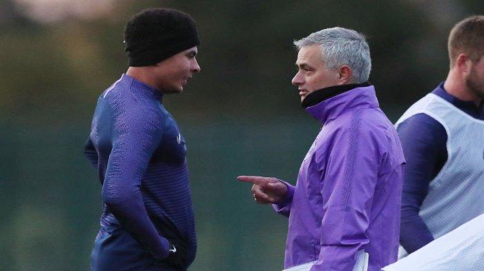 Pemain Tottenham Hotspurs, Dele Alli dan Jose Mourinho.