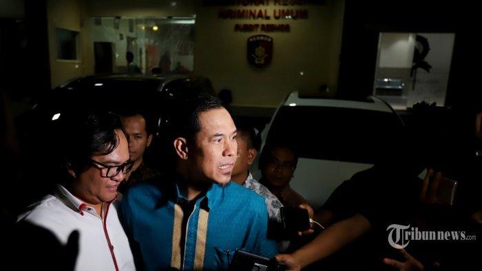 Sekretaris Umum DPP Front Pembela Islam (FPI), Munarman usai menjalani pemeriksaan penyidik Polda Metro Jaya, Jakarta Selatan, Rabu (9/10/2019) malam. Munarman diperiksa sebagai saksi terkait kasus dugaan penculikan dan penganiayaan terhadap pegiat media sosial sekaligus relawan Jokowi, Ninoy Karundeng.