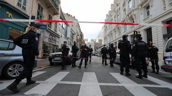 Polisi memblokir akses ke Basilika Notre-Dame de l'Assomption di Nice pada 29 Oktober 2020 setelah seorang pria yang memegang pisau membunuh tiga orang di gereja. Presiden Prancis Emmanuel Macron mengatakan Prancis sedang diserang dan meningkatkan status keamanan nasional menjadi ke level maksimum, darurat. Pasukan keamanan ditambah dari 3.000 menjadi 7.000 untuk menjaga tempat ibadah dan sekolah.