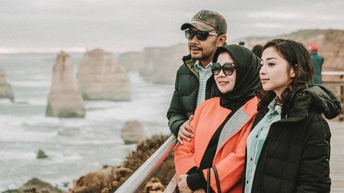 Nikita Willy bersama ibunya dan mendiang ayahnya.