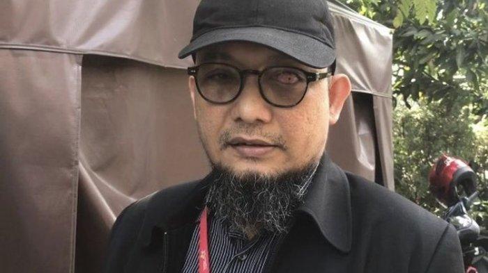 Penyidik Senior KPK, Novel Baswedan ditemui di depan kediamannya di Jalan Deposito, Kelapa Gading, Jakarta Utara, Kamis (11/4/2019). Dua tahun kasusnya tak juga selesai, Novel berharap Presiden Joko Widodo membentuk tim gabungan pencari fakta. (Kompas.com / Tatang Guritno)