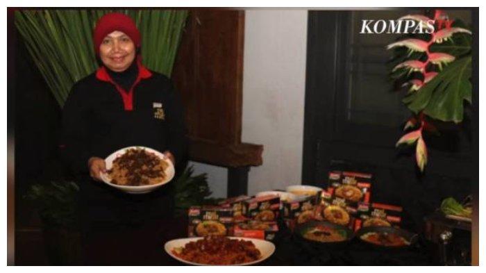 Nunuk Nuraini bersama Indomie racikannya.