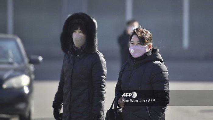 ILUSTRASI - Orang-orang mengenakan masker saat berjalan di daerah Pyongyang, Korea Utara, 6 Februari 2020