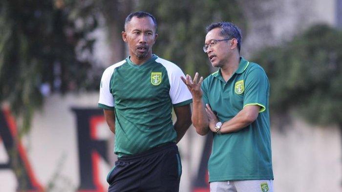 Pelatih baru Persebaya Surabaya Aji Santoso (kanan) berdiskusi dengan Uston Nawawi pada latihan rutin di Lapangan Mapolda Jatim, Surabaya, Kamis (31/10/2019) sore.(KOMPAS.COM/SUCI RAHAYU)