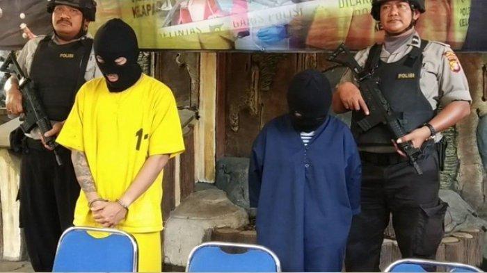 BHS (kiri) dan YL saat diperihatkan dalam konferensi pers di Mapolsek Kelapa Gading, Jakarta Utara, Selasa (1/10/2019). Awalnya Cuma Curhat dengan Bos Suami: YL Lalu Selingkuh dengan Bos Suaminya & Rencanakan Bunuh Suami.