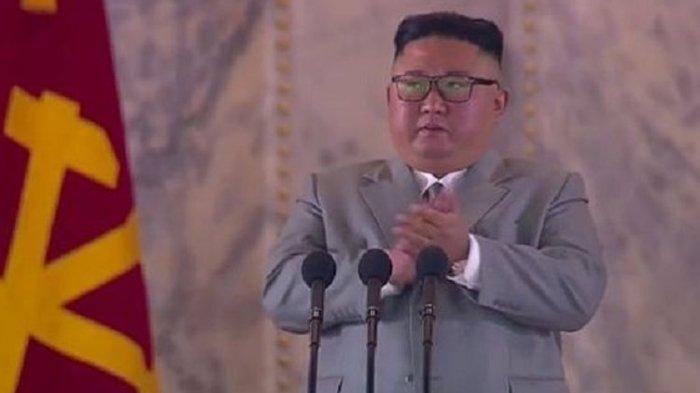 ILUSTRASI - Pemimpin Korea Utara Kim Jong Un ketika bertepuk tangan saat memberikan pidato dalam parade militer merayakan 75 tahun Partai Buruh di Lapangan Kim Il Sung, Pyongyang, 10 Oktober 2020.