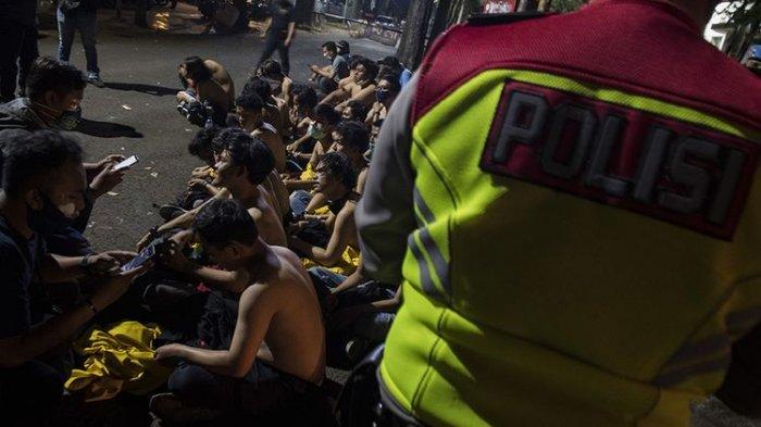 Petugas kepolisian mengidentifikasi demonstran saat unjuk rasa di Bandung, Jawa Barat, Rabu (7/10/2020). Unjuk rasa menolak UU Cipta Kerja tersebut berakhir ricuh.