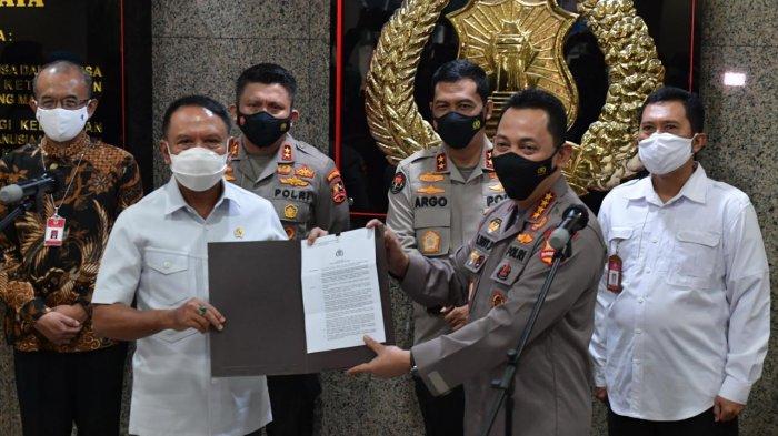 Turnamen pramusim Piala Menpora 2021 telah resmi mendapatkan izin keramaian dari Kepolisian Republik Indonesia (Polri). Izin tersebut keluar setelah melewati proses rapat koordinasi yang panjang dan penundaan beberapa kali sehubungan adanya pandemi covid-19 dan Pemberlakukan Pembatasan Kegiatan Masyarakat (PPKM).