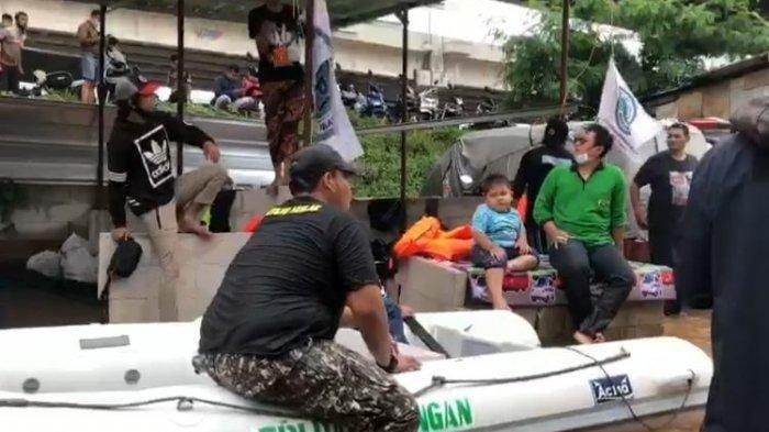 perahu-karet-bertuliskan-fpi.jpg