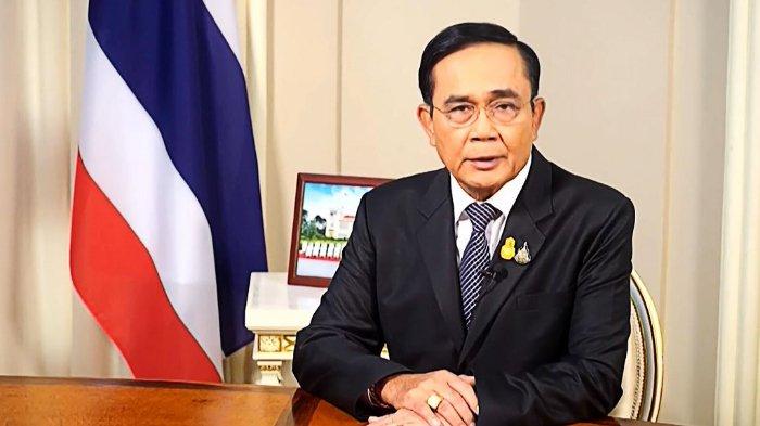 Tangkapan layar tayangan di sebuah televisi lokal Thailand pada tanggal 21 Oktober 2020 ini menunjukkan Perdana Menteri Thailand Prayut Chan-O-Cha berbicara di Bangkok.