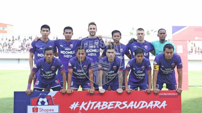 Para pemain Persita Tangerang sebelum laga kontra PSM pada lanjutan Liga 1, Senin, 9 Maret 2020.
