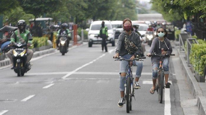 ILUSTRASI - Pesepeda menggunakan masker saat berkatifitas di kawasan Malioboro, Kota Yogyakarta, Senin (8/6/2020). Pemda DIY telah mengeluarkan aturan bagi warga wajib menggunakan masker saat beraktifitas di luar rumah untuk mengurangi paparan virus Corona.