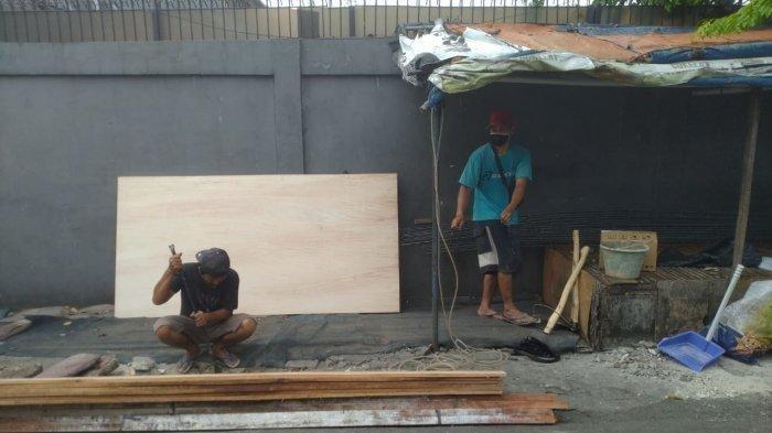 Usai penertiban atribut Front Pembela Islam (FPI) di Petamburan, Jakarta Pusat, jajaran Polsek Tanah Abang dan Koramil Tanah Abang membangun posko tiga pilar di muka Jalan Petamburan III