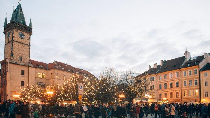 FOTO: Orang-orang berdiri di dekat sebuah bangunan di Praha, Republik Ceko