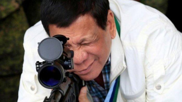 Presiden Filipina Rodrigo Duterte mencoba senapan serbu bantuan dari pemerintah China