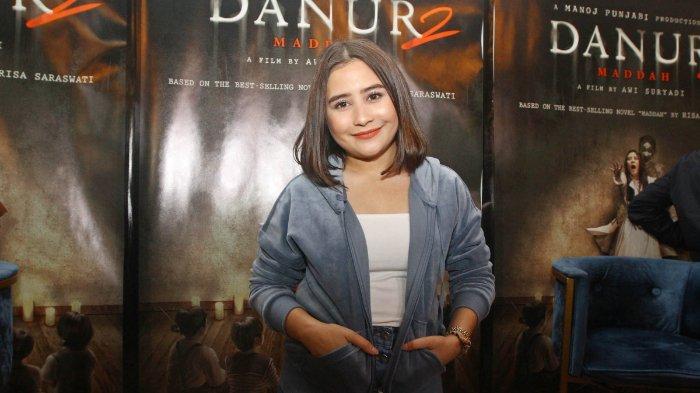 Artis peran Prilly Latuconsina ditemui usai acara peluncuran trailer film Danur 2 : Maddah, di Jakarta, Selasa (6/2/2018). Film bergenre horor yang disutradarai Awi Suryadi menjadi box office pada tahun 2017, kembali dirilis dengan judul Danur 2 : Maddah yang dibintangi Prilly Latuconsina, Sophia Latjuba, Bucek, dan Shawn Adrian dan akan film tersebut akan tayang pada 29 Maret.