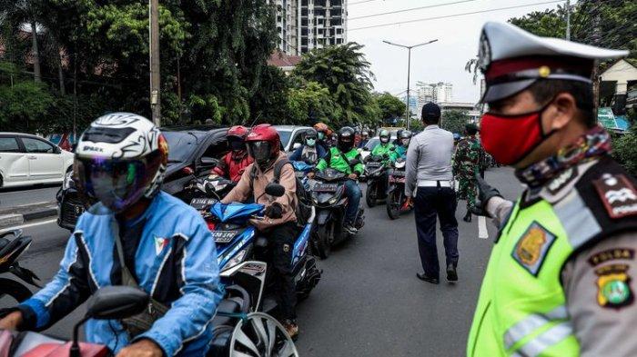 Petugas gabungan dari TNI, Polri, Polisi Pamong Praja dan Dishub DKI Jakarta melakukan imbauan kepada pengendara mobil dan motor untuk dapat mematuhi penerapan Pembatasan Sosial Berskala Besar (PSBB) di jalan Penjernihan, Tanah Abang, Jakarta Pusat, Senin (13/4/2020). Imbauan ini dilakukan agar masyarakat menerapkan pembatasan sosial berskala besar (PSBB) selama 14 hari, yang salah satu aturannya adalah pembatasan penumpang kendaraan serta anjuran untuk menggunakan masker jika berkendara.(KOMPAS.com/GARRY LOTULUNG)