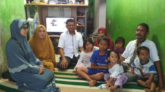 Ratusan masyarakat hingga kepolisian berbondong-bondong mendatangi rumah duka yang terletak di RT 20, kelurahan Sepinggan Raya Kecamatan Balikpapan Selatan.