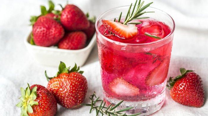 Infused water merupakan perpaduan antara air mineral yang dicampur dengan potongan buah, sayur, hingga rempah.