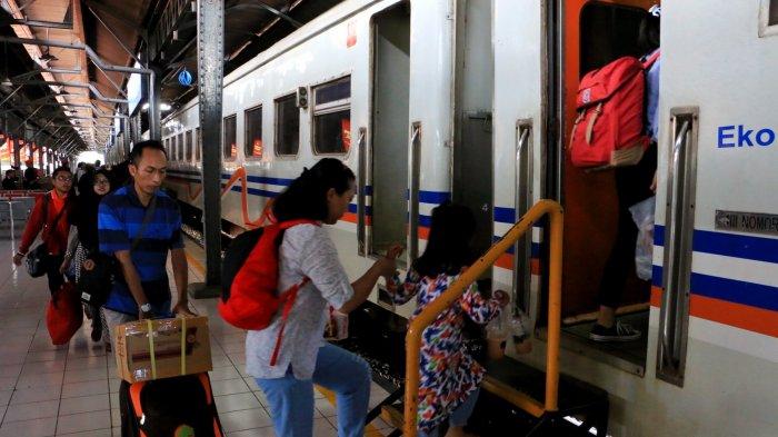 Ribuan pemudik dari wilayah Semarang dan beberapa wilayah di Jawa Tengah terlihat memadati Stasiun Tawang Semarang, Kamis (21/6/19). Para penumpang yang memadati Stasiun Tawang pada umumnya kebanyakan akan kembali bekerja ke sejumlah wilayah seperti Jakarta dan Surabaya. (Tribun Jateng/Hermawan Handaka)