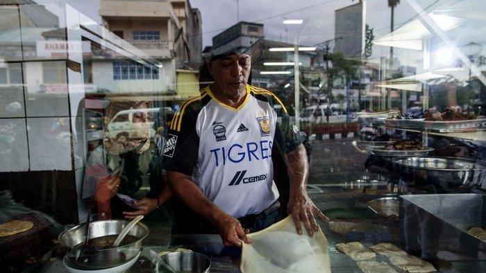 Mohd. Yasin sedang mempersiapkan kulit roti prata di Kedai Kopi Pagi Sore