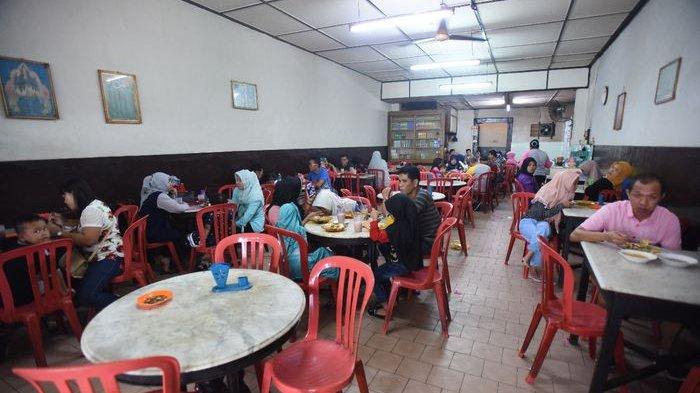 Suasana ramai di Kedai Kopi Pagi Sore yang menyajikan menu khas Roti Prata khas Tanjungpinang