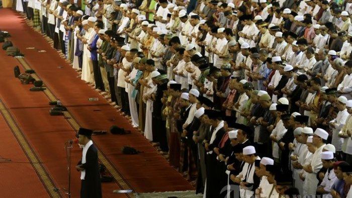 Salat berjamaah di masjid Istiqlal, Jakarta.