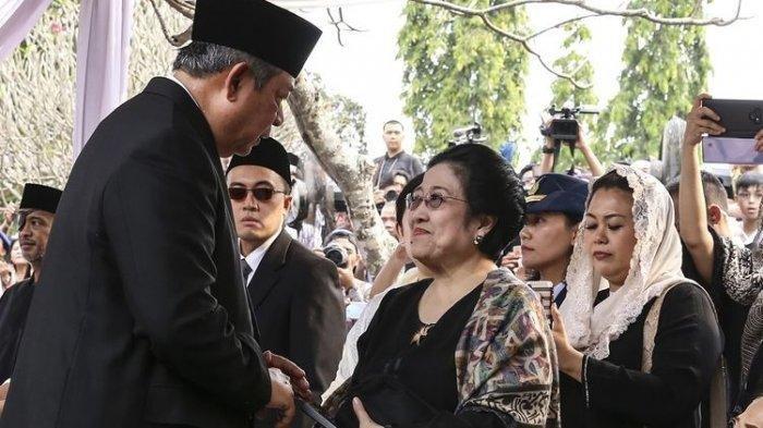 Presiden ke-6 Susilo Bambang Yudhoyono (kiri) berbincang dengan Presiden Ke-5 Megawati Soekarnoputri (kanan) saat menghadiri pemakaman ibu negara Ani Yudhoyono di Taman Makam Pahlawan Nasional Utama (TMP) Kalibata, Jakarta, Minggu (2/6/2019).