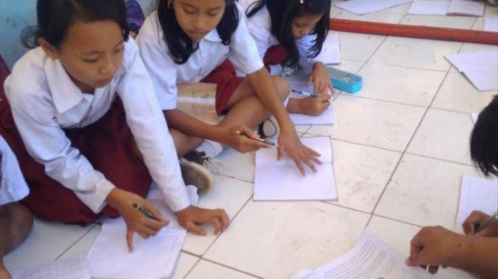 Para murid SDN Jayamekar di Cianjur, Jawa Barat harus belajar di teras sekolah karena bangunan sekolah mereka rusak.