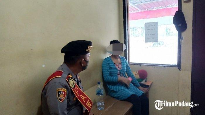seorang-perempuan-diduga-jual-bayi-saat-berada-di-polsek-lubuk-begalung-selasa-2172020.jpg
