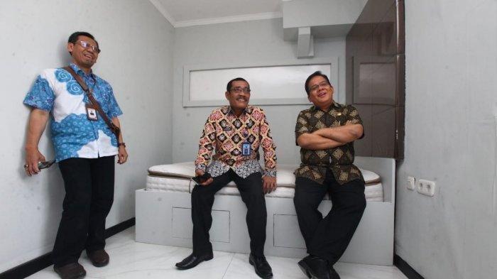 Adrianus Meliala dari Ombudsman (kanan) dan Liberti Sitinjak selaku Kepala Kanwil Kemenkum HAM Jabar saat berada di kamar Nazarudin di Lapas Sukamiskin, Jumat (20/12/2019). (Tribun Jabar/Mega Nugraha)