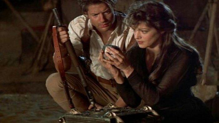 Karatker Rick O'Connell dan Evie di film The Mummy (1999).