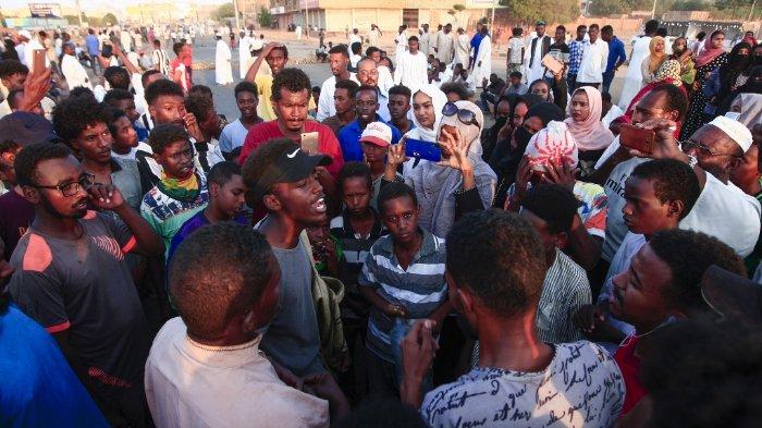FOTO: Peserta unjuk rasa di Sudan berkumpul untuk memblokir akses ke jembatan Mansheiya, di atas Sungai Nil Biru, di ibu kota Khartoum pada 23 Oktober 2020, selama demonstrasi menuntut keadilan bagi seorang pria yang tewas dalam demonstrasi menentang krisis ekonomi di negaranya.