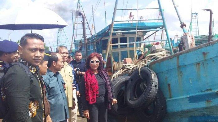 Mantan Menteri Kelautan dan Perikanan, Susi Pudjiastuti saat meninjau kapal asing di Stasiun PSDKP Pontianak, Kalimantan Barat, Selasa (30/4/2019)