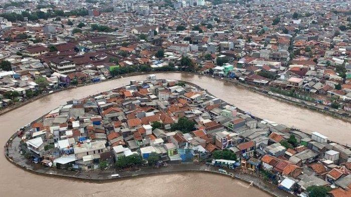 Tampilan banjir Jakarta di kawasan Kampung Melayu, Jakarta Timur, dari helikopter yang mengangkut Kepala BNPB Doni Monardo dan Gubernur DKI Jakarta Anies Baswedan, saat mereka meninjau kondisi banjir terkini pada Rabu (1/1/2020)