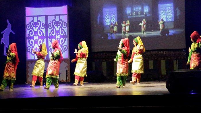 Perempuan Pidie Aceh mempertontonkan keahlian mereka dalam seni tari tradisional Tari Laweut, pada pertunjukan pembuka Penobatan Warisan Budaya Tak Benda di Aceh, Desember 2018 lalu
