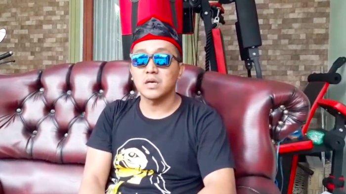 Suami mendiang Lina Zubaedah, Teddy, memberi keterangan tentang kematian ibunda Rizky Febian dan mantan istri Sule tersebut.(YouTube/Cumicumi)