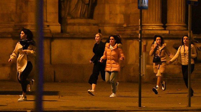 Para wanita berlari ketakutan di dekat Gedung Opera Wina, Austria, Senin (2/11/2020) malam, ketika tembakan-tembakan terdengar menyusul beberapa serangan di kota itu. Dilaporkan sebuah serangan teroris menewaskan tujuh orang dan melukai beberapa orang.